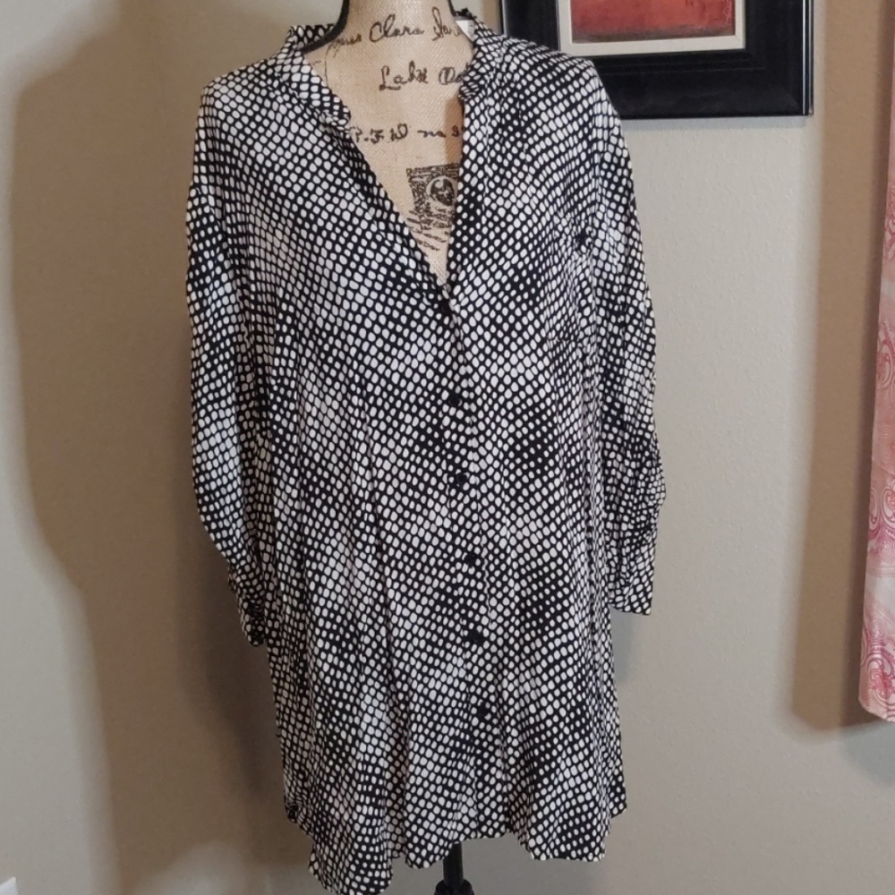 Black and White button up Avenue Blouse